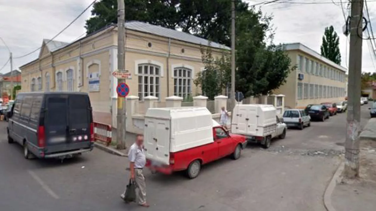 ȘOCANT: Un elev ȘI-A TĂIAT VENELE în timpul orei de geografie. PANICA s-a răspândit în tot colegiul!