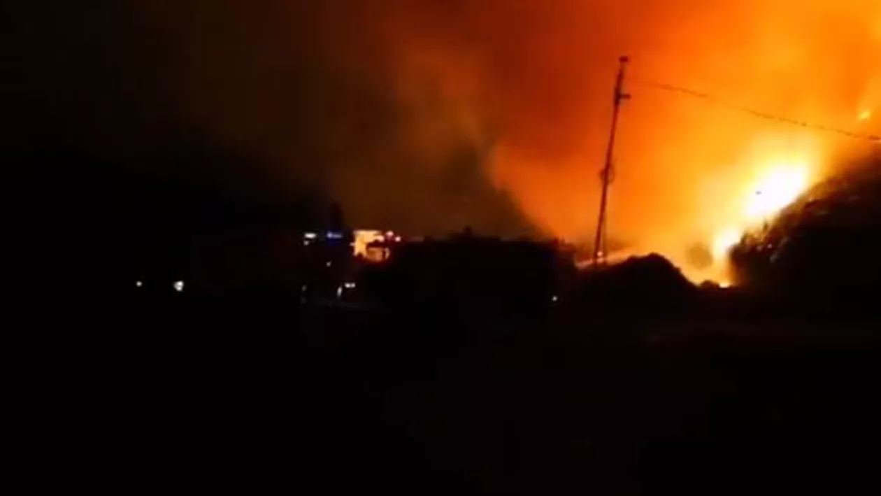 INCENDIU URIAȘ la Cluj-Napoca: Groapa de gunoi e în flăcări, zeci de pompieri sunt mobilizați (VIDEO)