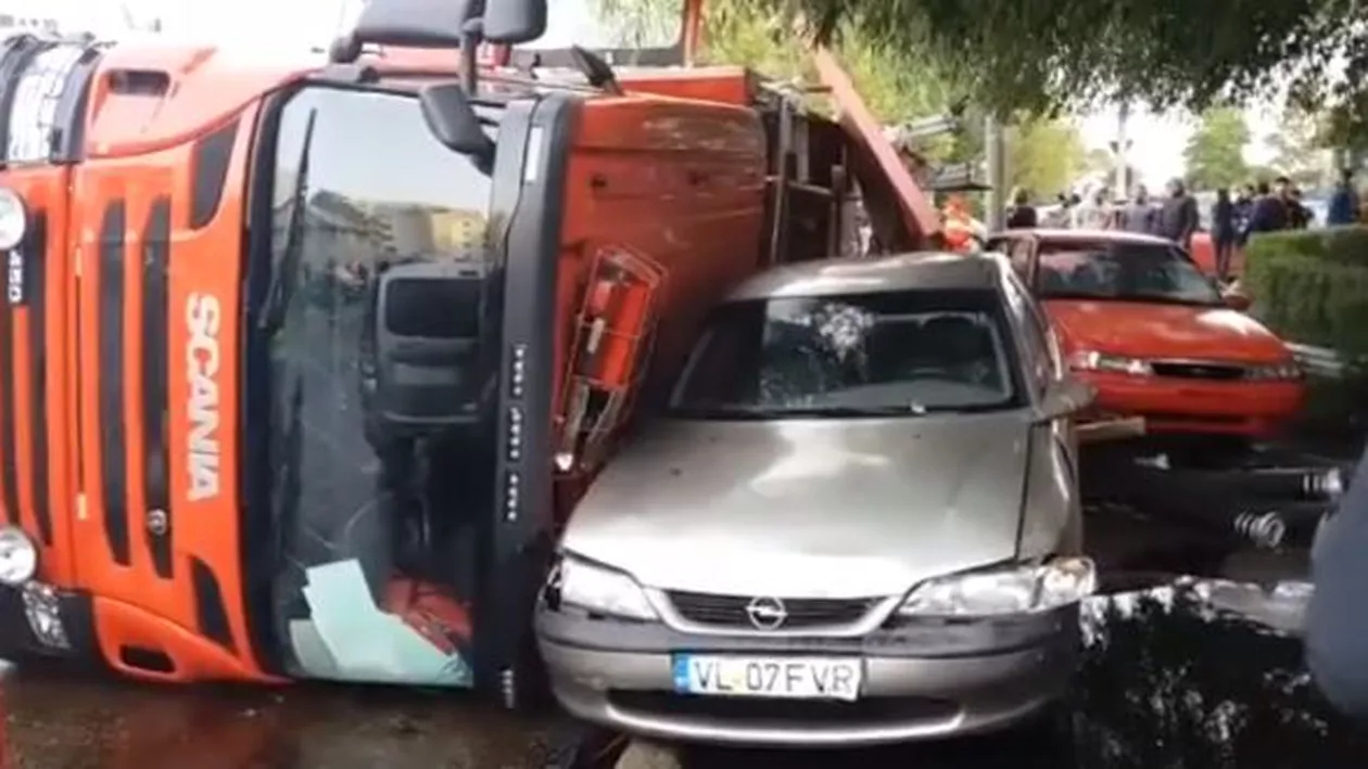 Pitești: O mașină de pompieri s-a răsturnat peste alte două autoturisme (VIDEO)