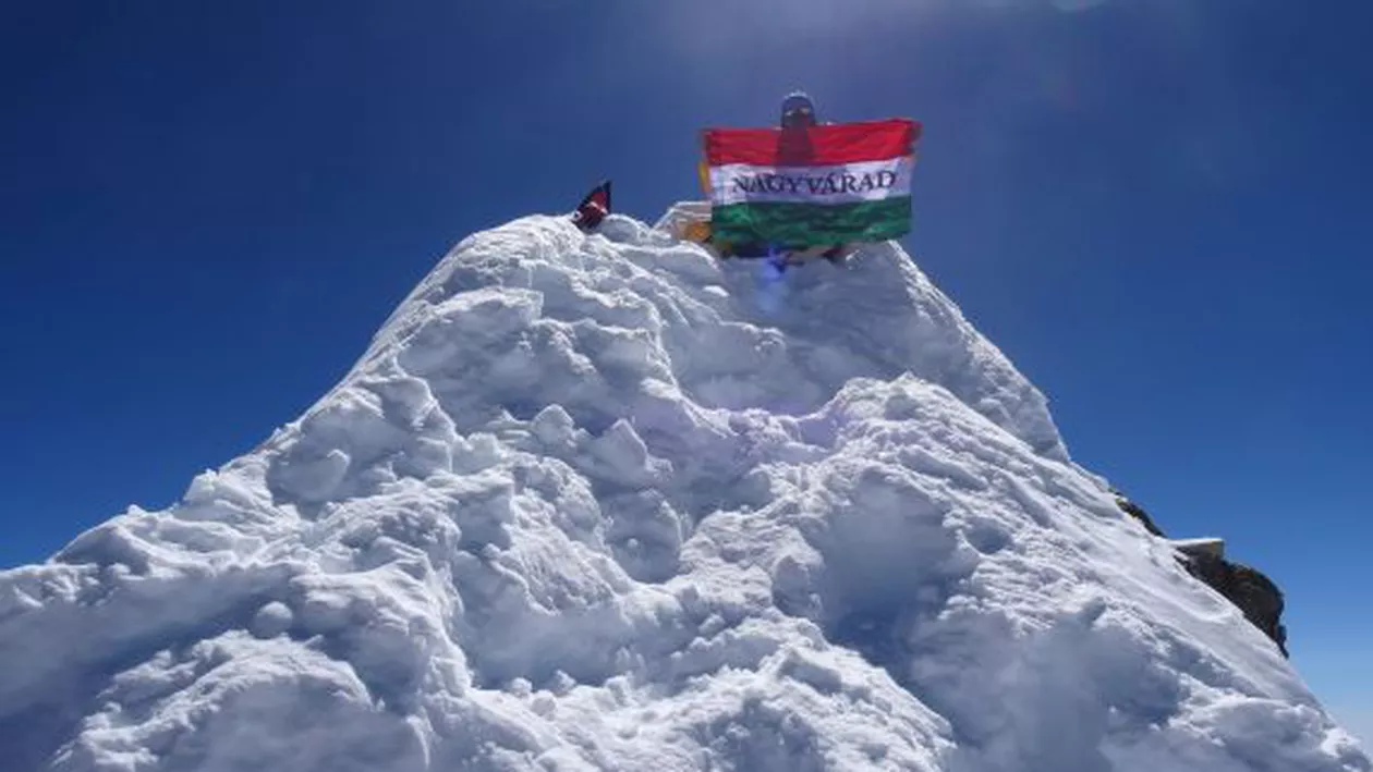 Un alpinist orădean s-a pozat în Himalaya cu steagul Ungariei: Criticile au apărut imediat (VIDEO)
