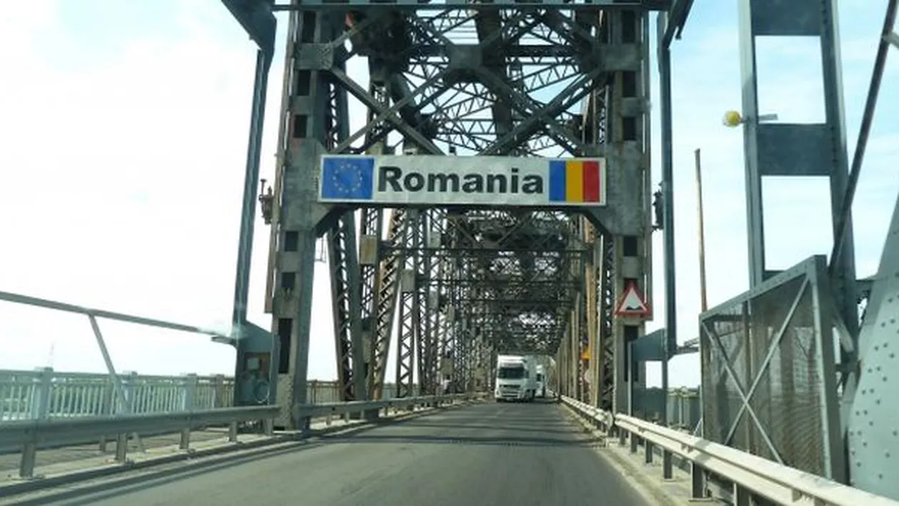 Giurgiu: 11 migranți, ascunși într-un microbuz cu mobilă ce intra în România