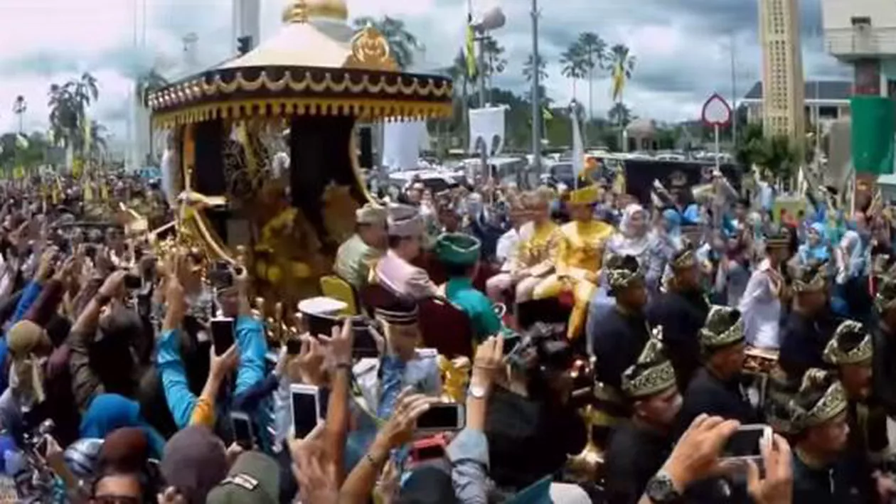 Sultanul din Brunei, paradă într-un car aurit tras de zeci de oameni (VIDEO)