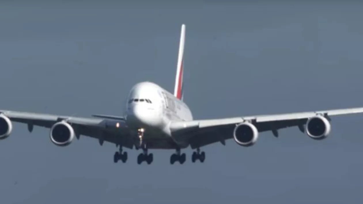 Aterizare INCREDIBILĂ a unui uriaș AIRBUS A380 în plină furtună (VIDEO)