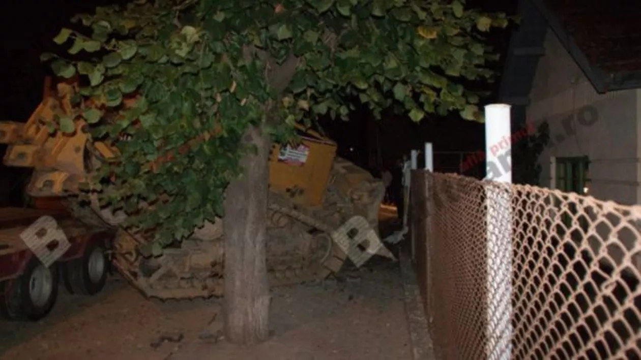 O nouă ispravă a lui Dorel: A ”parcat” buldozerul în gard (VIDEO)