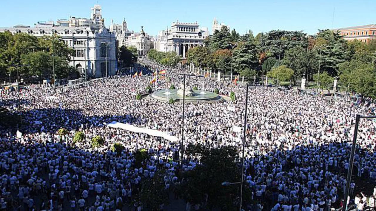 Mii de oameni au ieșit în stradă în Spania: Miting pentru unitate, la o săptămână după referendumul din Catalonia (FOTO, VIDEO)