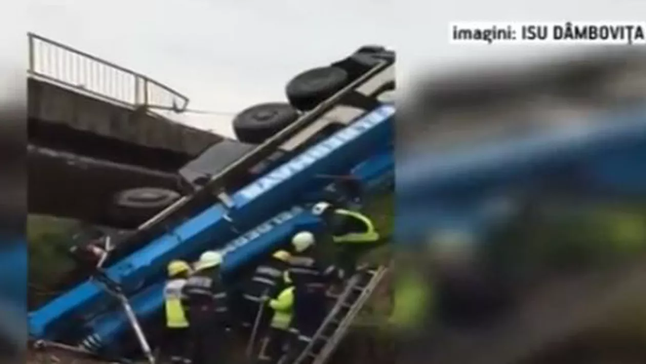 Accident mortal în Dâmbovița: O macara s-a răsturnat peste un pod (VIDEO)