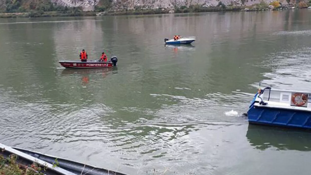 Caraș-Severin: Mașina căzută sâmbătă în Dunăre a fost găsită. Căutările celor patru persoane continuă