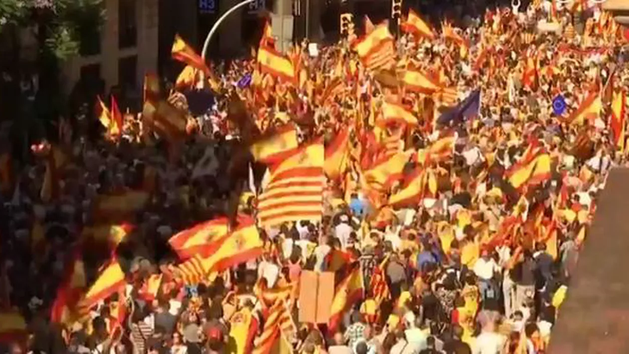 Manifestații de amploare la Barcelona: Mii de persoane au ieșit în stradă pentru a susține unitatea Spaniei (VIDEO)