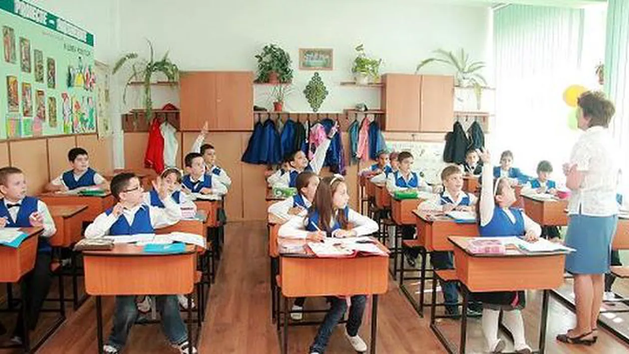 Elevii premianţi, lăsați fără burse. Primarii au folosit banii ca să-și mărească lefurile