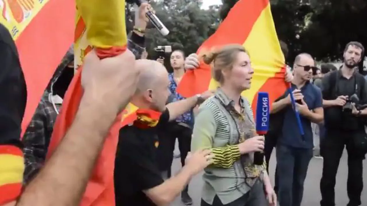 Spaniolii care au protestat în Barcelona împotriva secesiunii au hărțuit o jurnalistă rusă (VIDEO, FOTO)