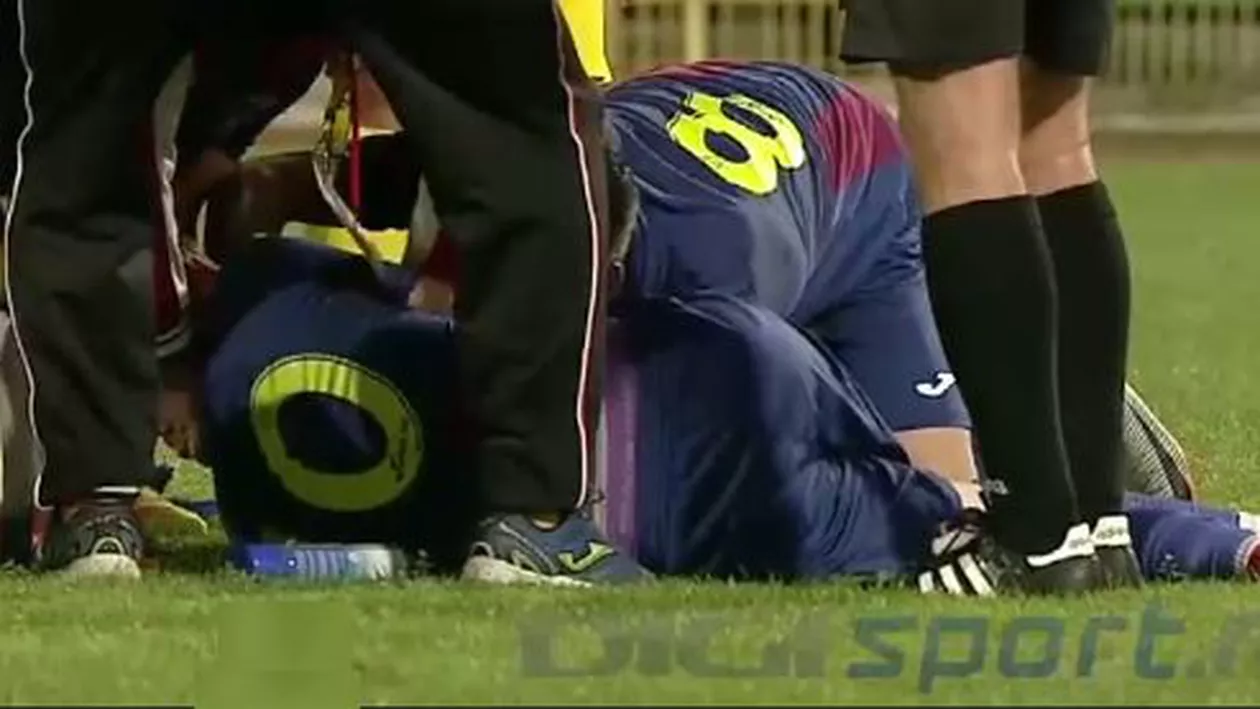 Momente de panică la un meci din România: Jucătorul a rămas nemișcat pe teren (VIDEO)