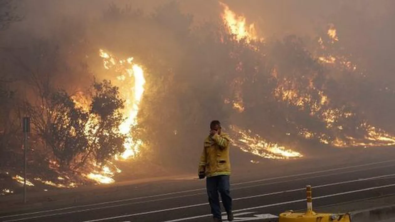 ARDE California: 18 incendii în 24 de ore. Peste 10 morți și 20.000 de refugiați (VIDEO)