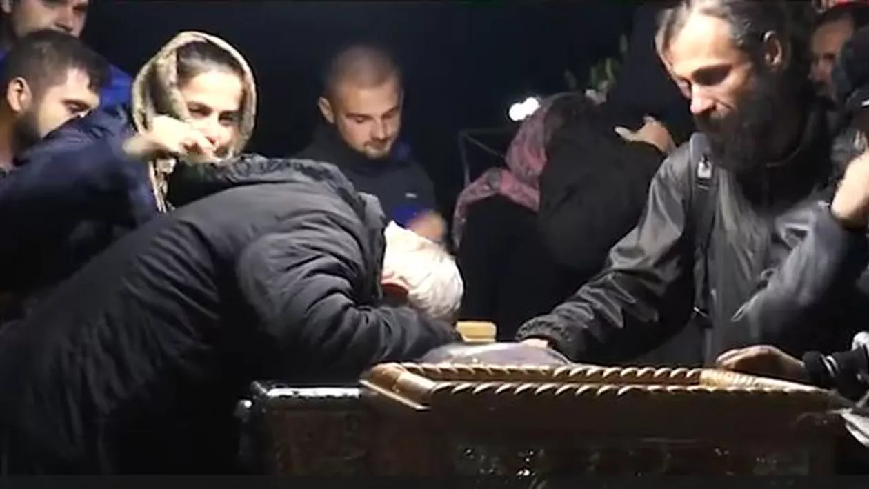 SCENE ȘOCANTE LA IAȘI! Cine este BĂRBATUL POSEDAT, care a apărut în fața raclei cu moștele Sfintei Parascheva