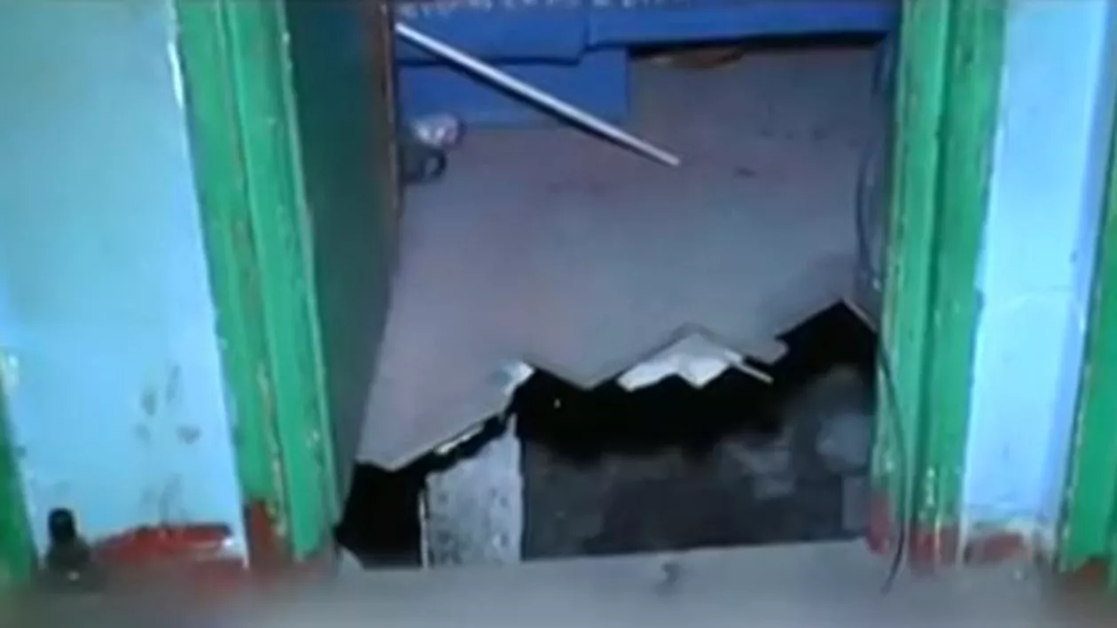 Lupeni: Un bătrân a căzut cu tot cu podea și mobilă peste vecinii de la parter (VIDEO)