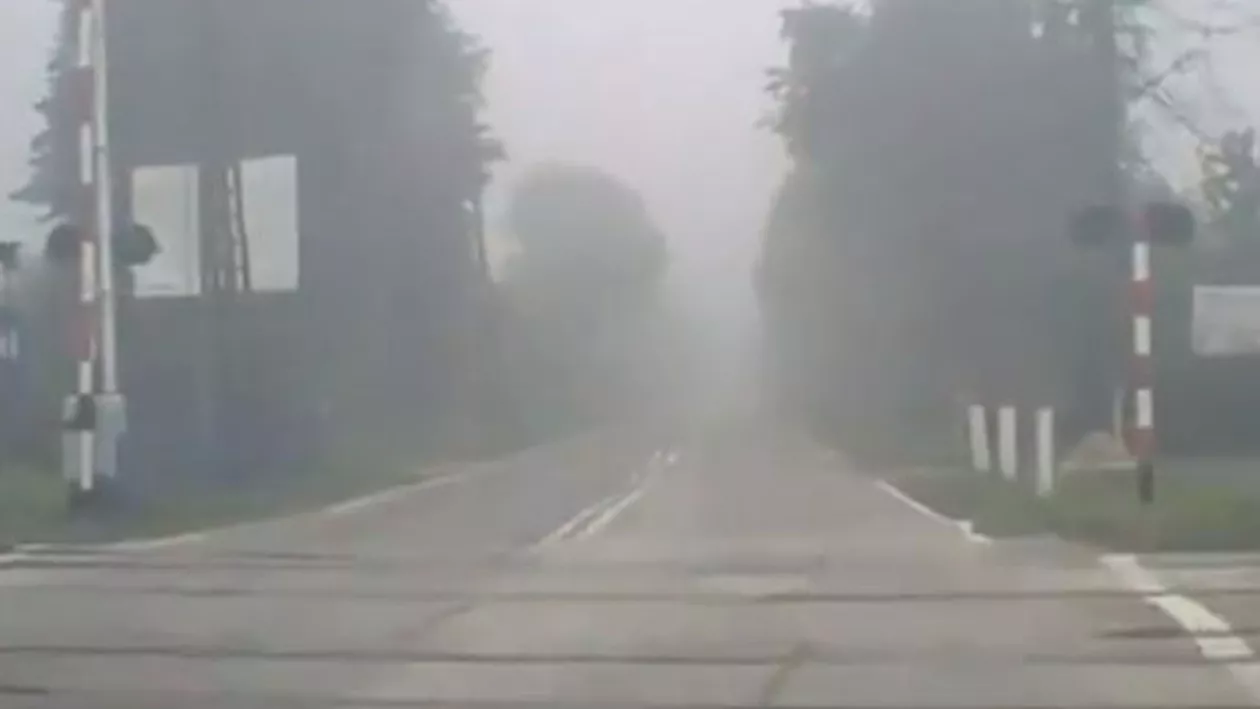 Fără cuvinte: Ce se întâmplă la un nivel cu calea ferată în momentul trecerii unui tren de mare viteză (VIDEO)