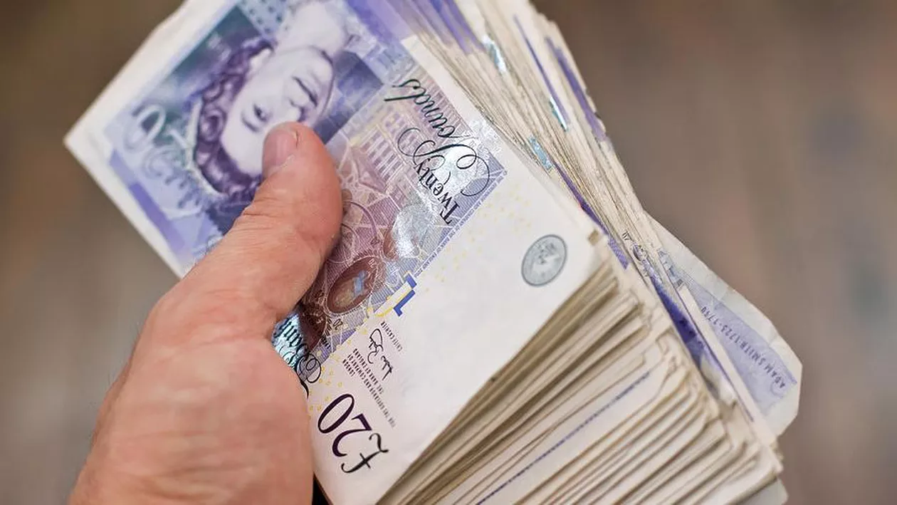 O româncă a păcălit un bărbat britanic să-i dea 35.000 de lire sterline. Femeia a fost arestată