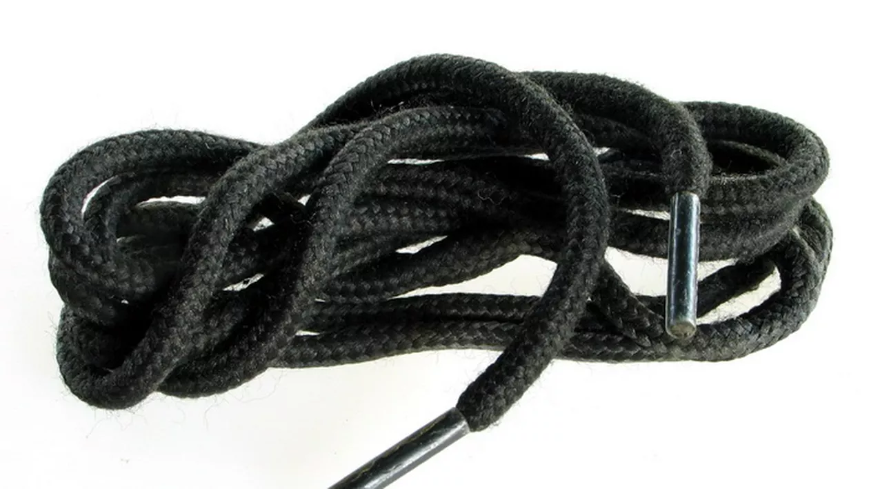 Gest îngrozitor! Un băiat de 11 ani s-a spânzurat cu șireturile într-un centru de plasament din Caraș-Severin