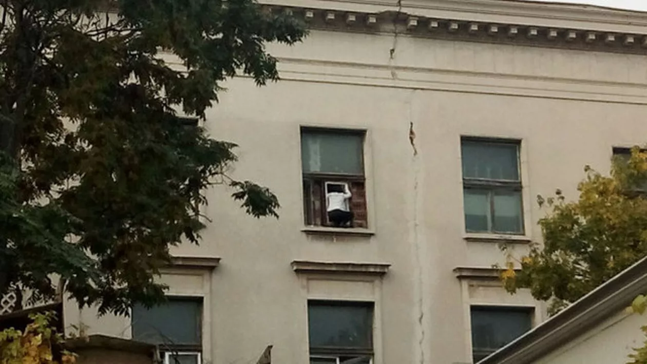O secretară de la Universitatea "Cuza" din Iași amenință că se aruncă în gol (FOTO,VIDEO)