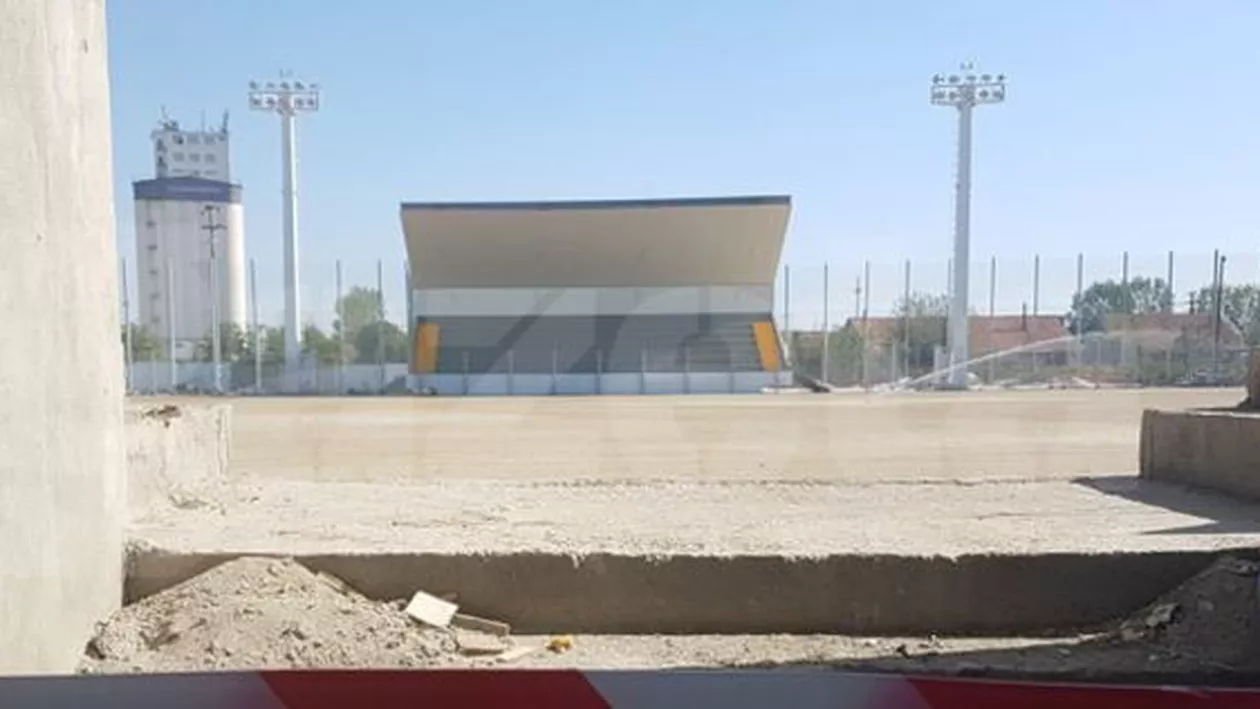 Stadionul lui Dragnea, aproape de finalizare. Baza de lux va avea o capacitate de 2.000 de locuri, deși la meciurile echipei lui vin circa 100 de oameni (FOTO)