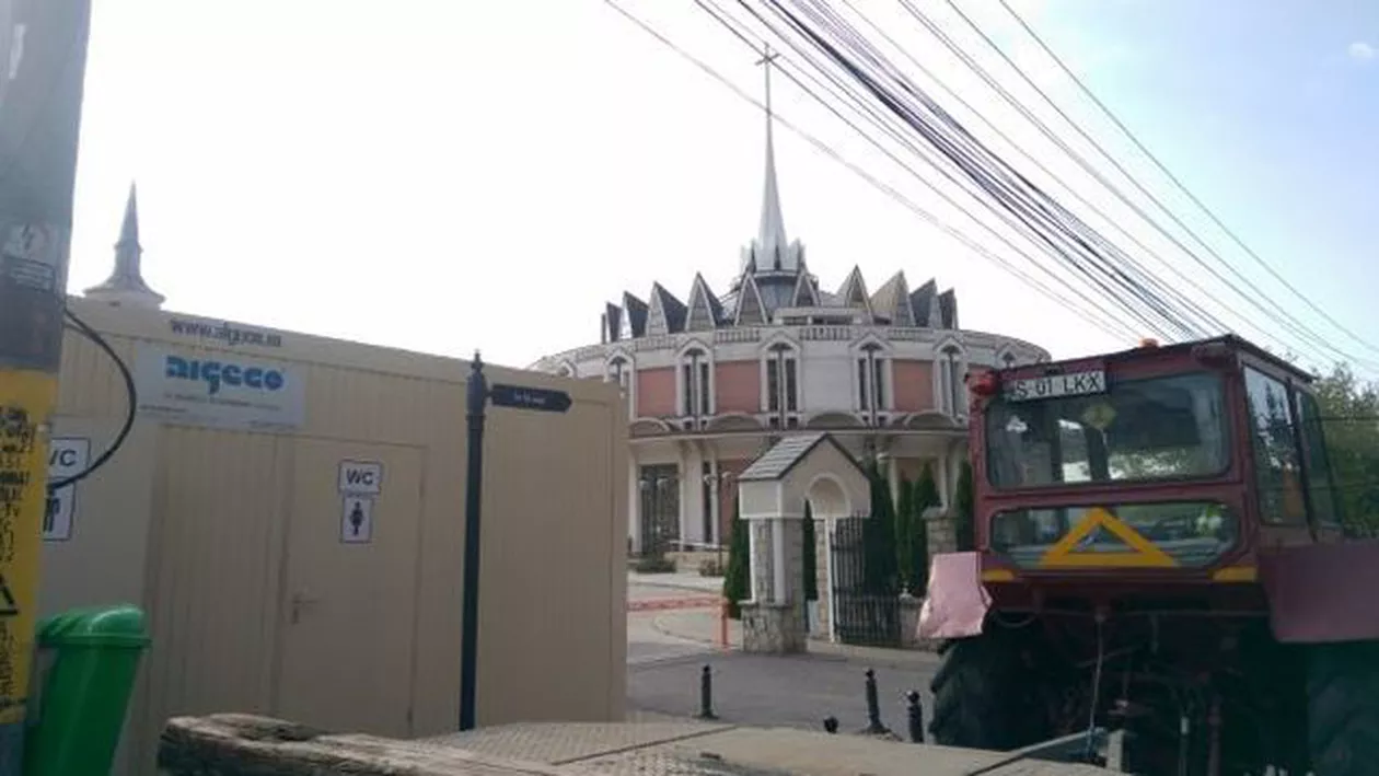 MAI MULT DECÂT SCANDALOS! WC-uri ecologice în poarta Catedralei Catolice din Iași (FOTO)