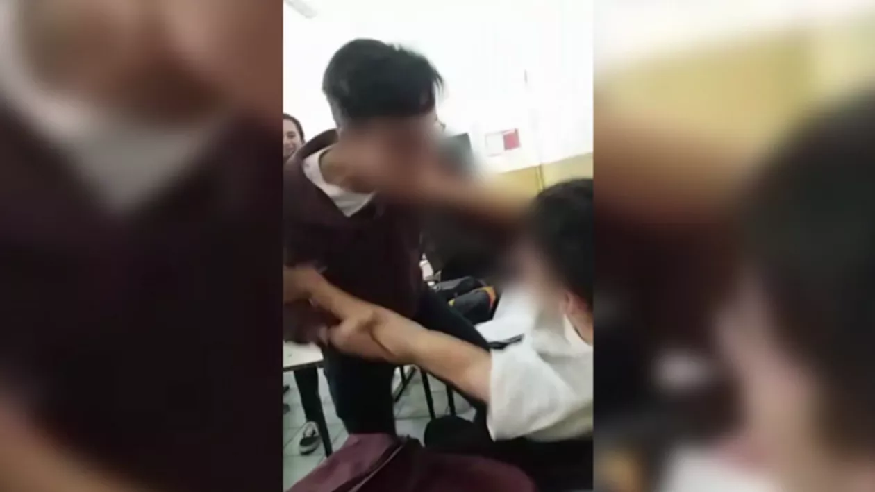 Scene violente într-un liceu cunoscut din Buzău. Doi elevi s-au luat la bătaie în sala de clasă sub privirile colegilor (VIDEO)