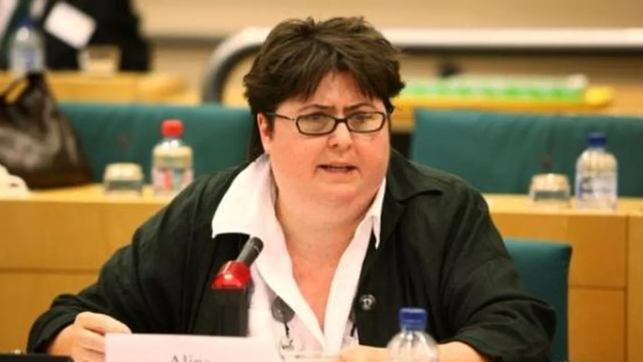 Alina Mungiu: Iohannis e prea ocupat să facă praf PSD cu ajutor de la servicii