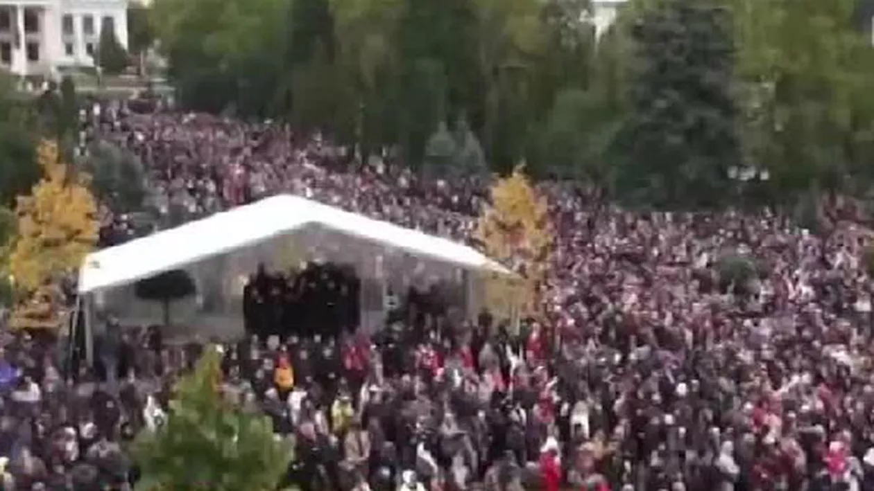 Pelerinajul de la Sf. Parascheva: De la slujbe și rugăciuni la sarmale și lumânări cu senzor de mișcare (FOTO, VIDEO)