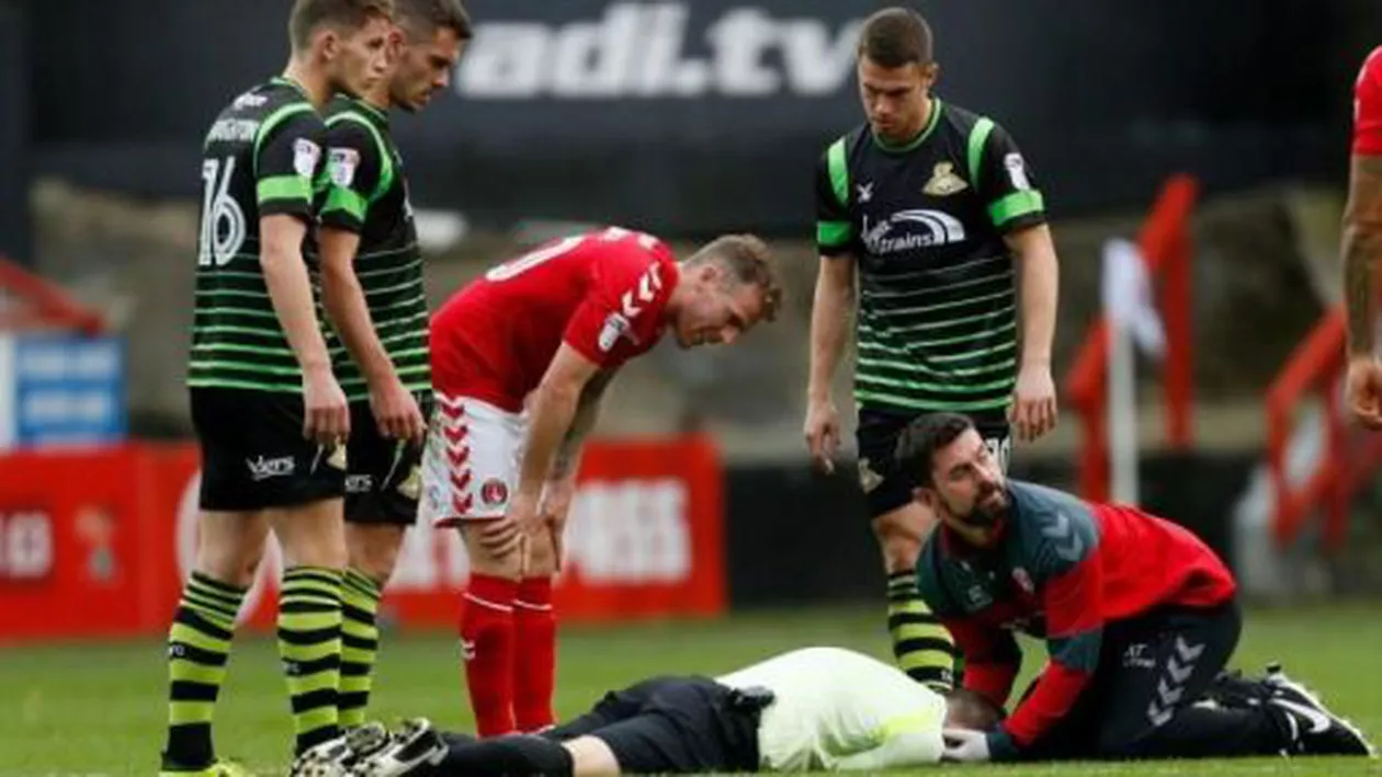 BOX ȘI FOTBAL! Arbitru făcut KO de un jucător (VIDEO)