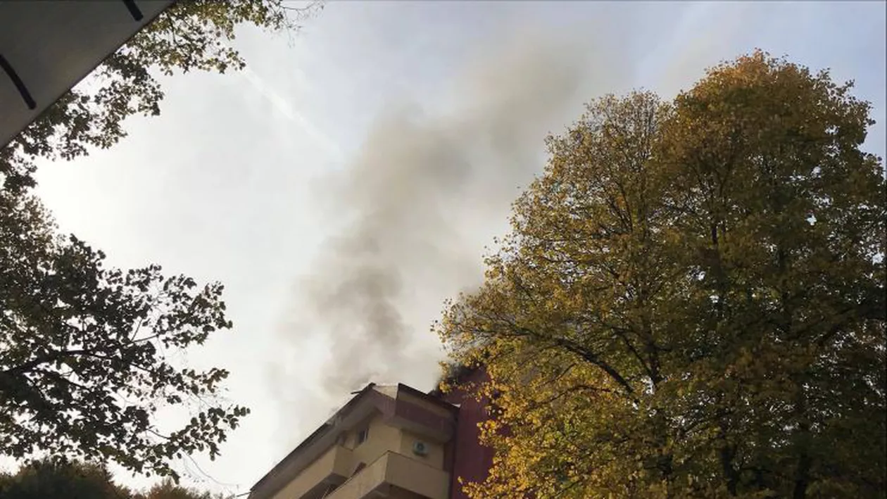 Update / ARDE STAȚIUNEA OLĂNEȘTI: Peste 200 de oameni evacuați! Incendiul a fost stins (FOTO)