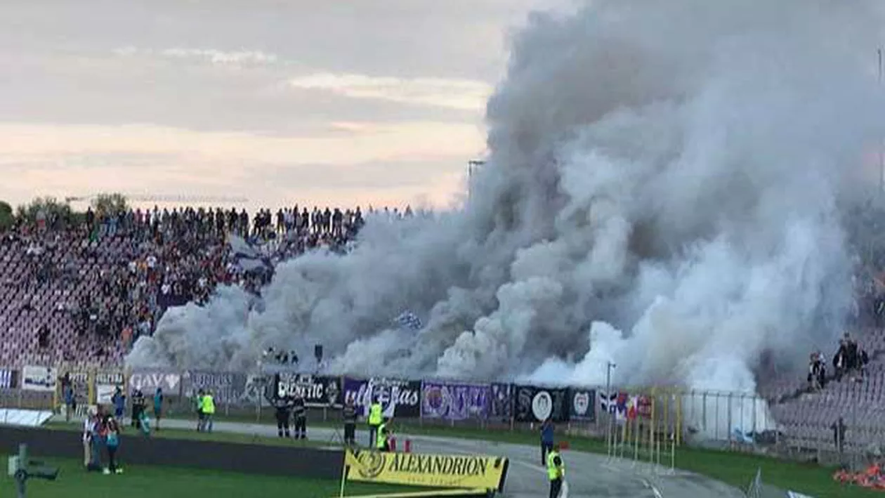 VIOLENȚE la derby-ul Banatului: Suporterii s-au luat la bătaie în pauza meciului (VIDEO)