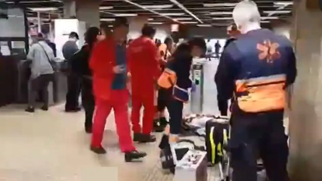 Panică la metrou: Un bărbat a căzut și și-a spart capul