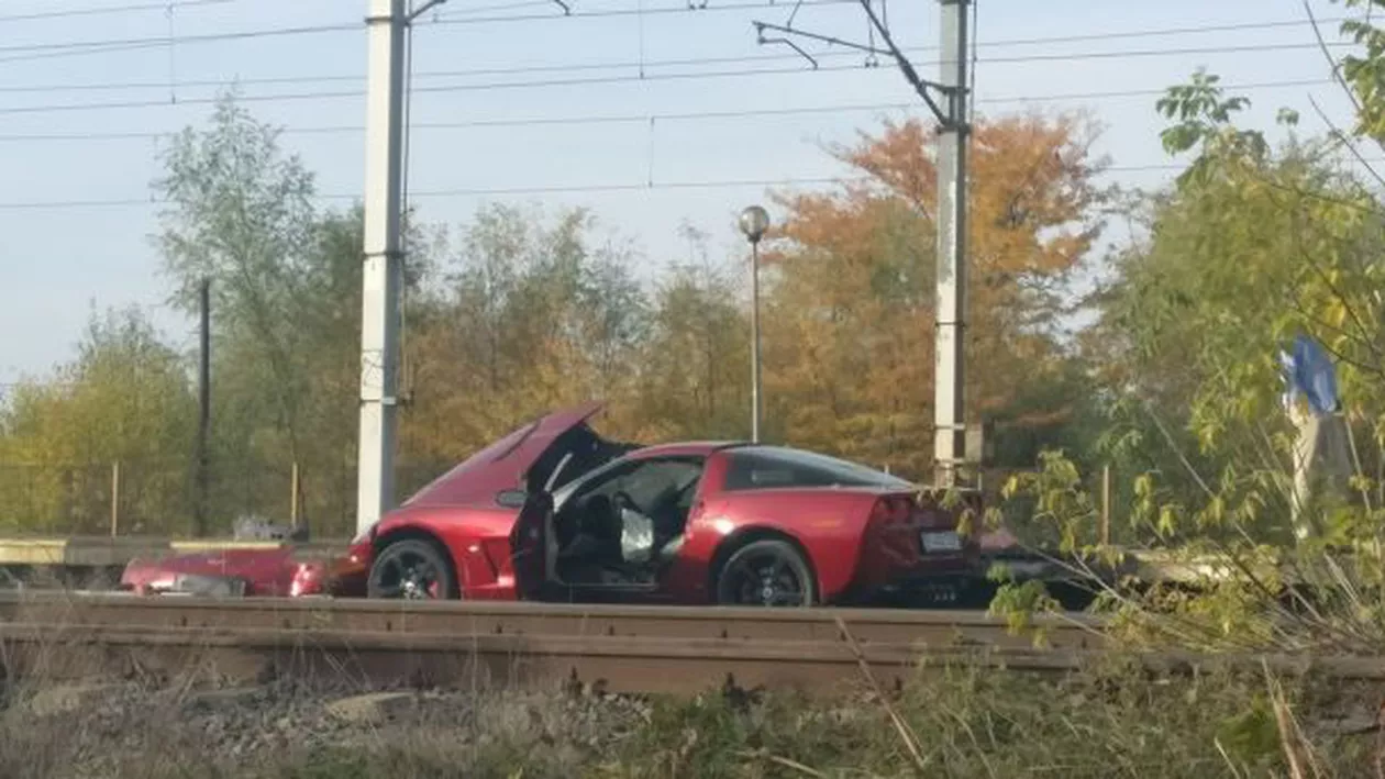 Imagini incredibile din Buftea: Un Corvette a ajuns pe linia de cale ferată (FOTO)