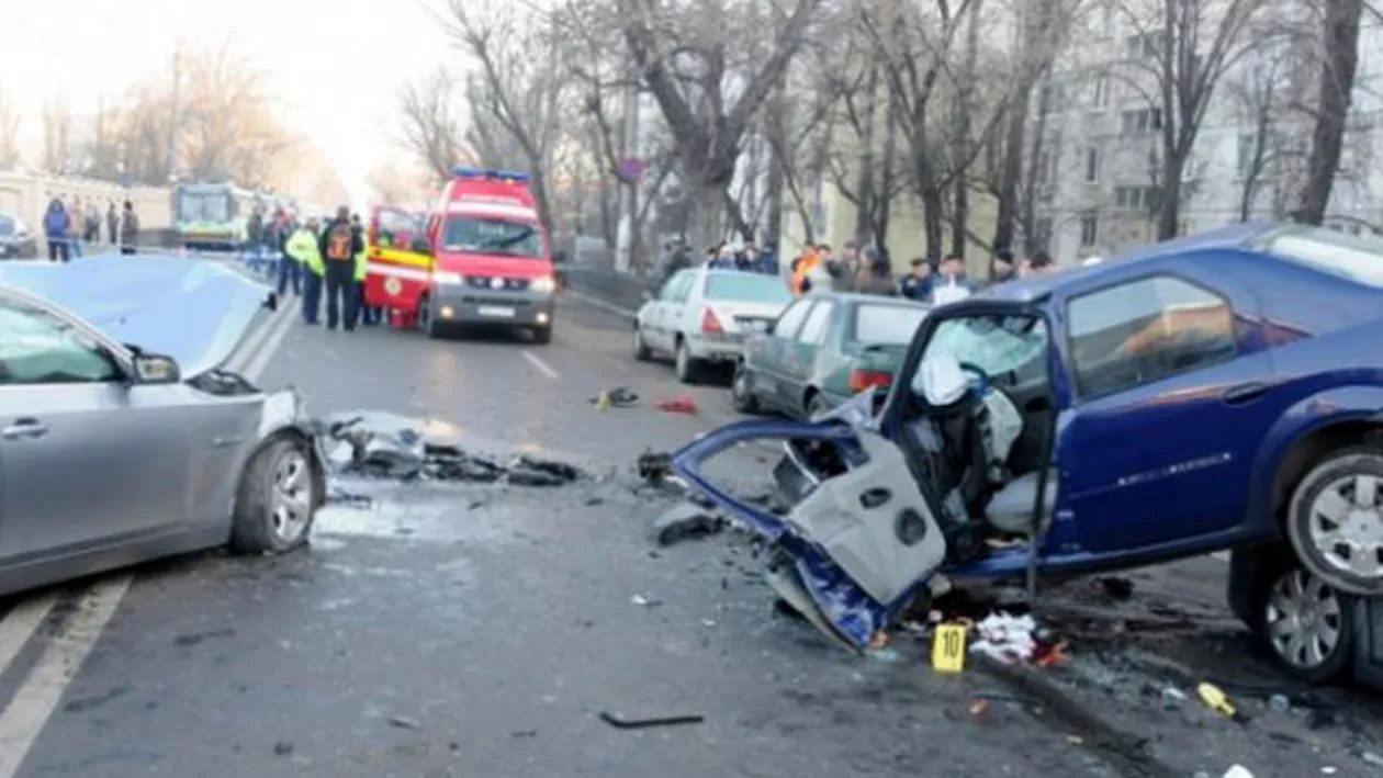 Panică în Capitală: O autobasculantă a intrat în alte patru mașini și a pătruns pe trotuar printre pietoni (VIDEO)