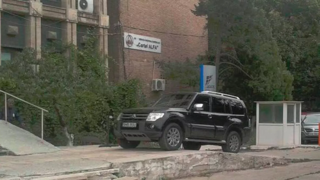 Un "șmecher" cu bolid de lux și-a parcat mașina pe rampa pentru persoane cu dizabilități de la sediul "Cartel ALFA" (FOTO)