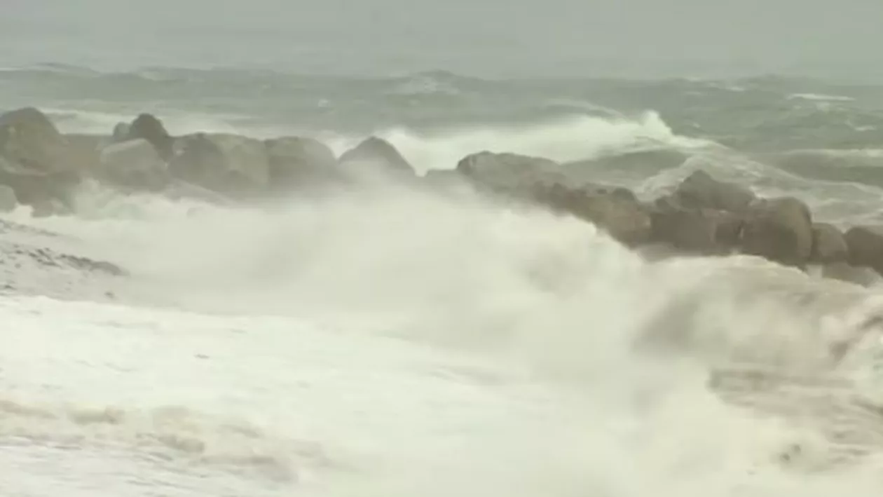 Alertă în Irlanda! Uraganul Ophelia a lovit vestul țării: Trei oameni au murit (VIDEO)
