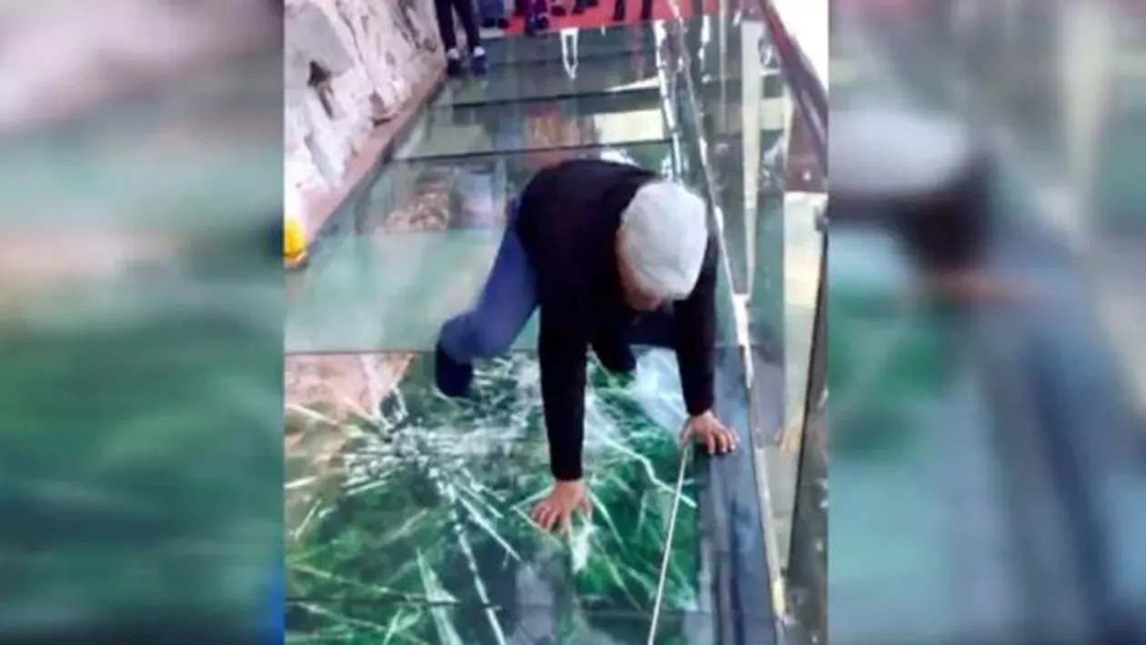Imagini interzise cardiacilor. Cum reacționează un ghid turistic în momentul în care un pod de sticlă se sparge sub el (VIDEO)