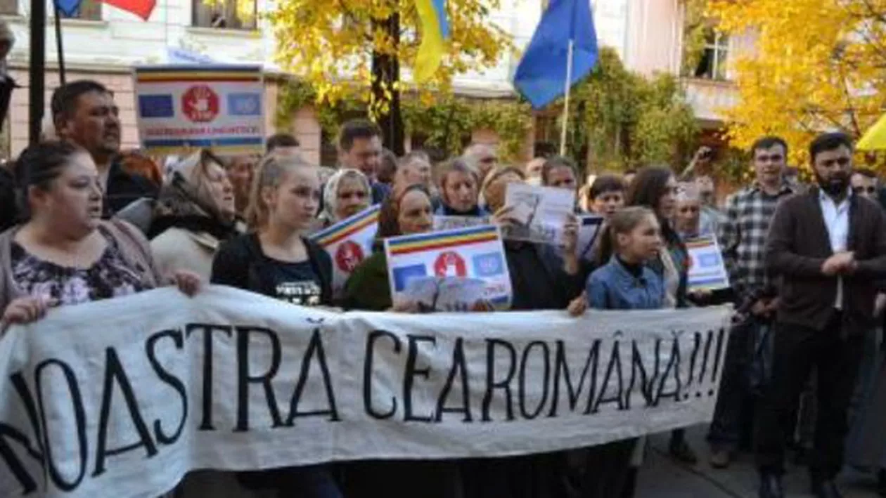 "Nu ne furați limba română". Protest al românilor din Cernăuți (FOTO, VIDEO)