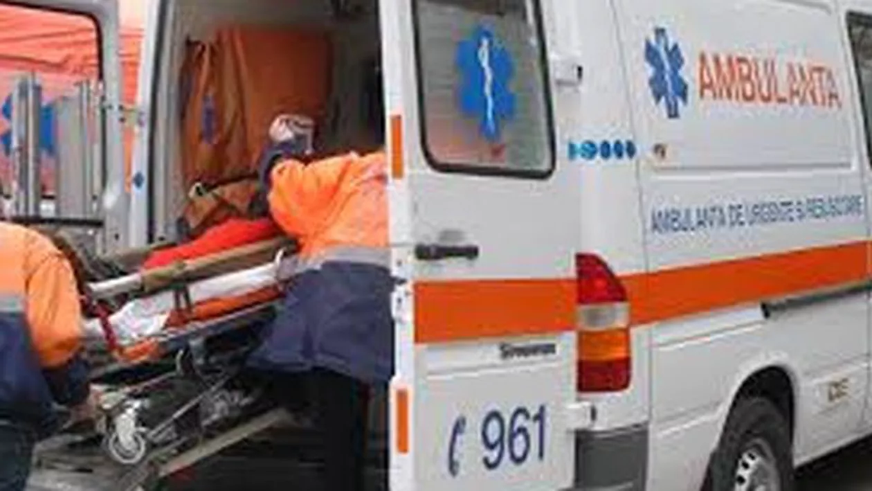 Ambulanță implicată într-un accident rutier. Medicul, o asistentă și un șofer au fost răniți