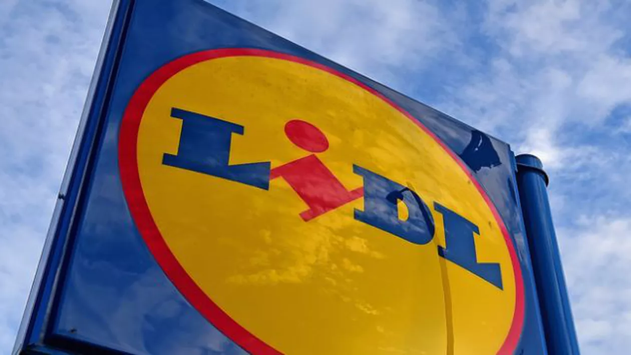 "Frumusețea româncelor" stârnește furia "femeilor maghiare!" Reclamă controversată în curtea Lidl Târgu Mureș (FOTO)
