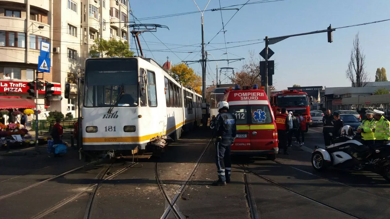 Două tramvaie S-AU CIOCNIT! Accident grav în Capitală (FOTO)