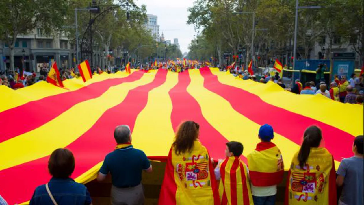 Curtea Constituțională a Spaniei, atacată după suspendarea autonomiei Cataloniei (FOTO)