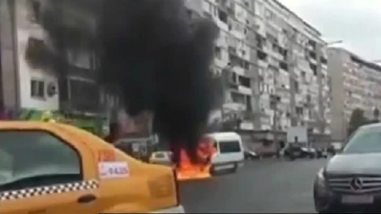 Panică în Capitală: Un microbuz a luat foc în trafic (VIDEO)