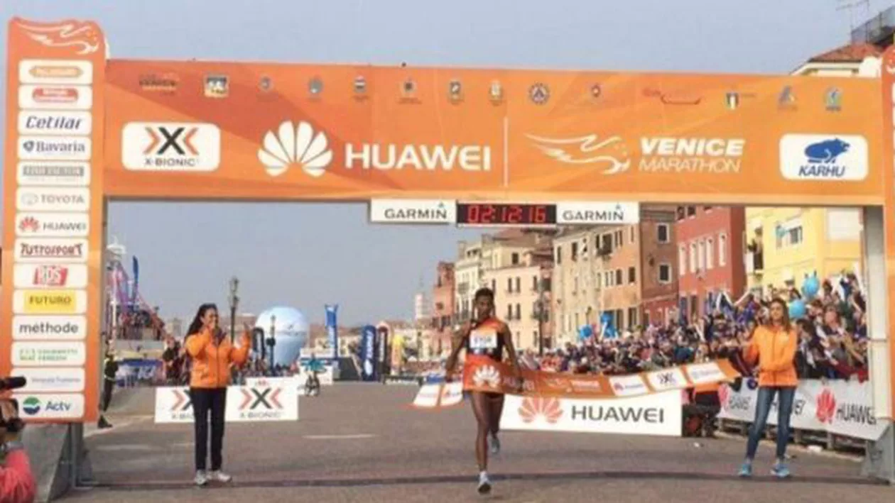 NOROC CHIOR! Iată cine a câștigat maratonul din Veneția după ce favoriții au greșit drumul (FOTO și VIDEO)