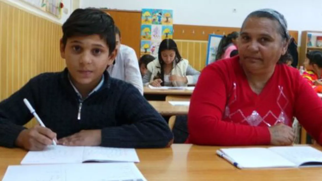 O femeie de 58 de ani merge la școală în clasa I alături de nepotul său. "Dacă statul ne-a dat şansa asta să învăţăm voi profita de ea" (VIDEO)