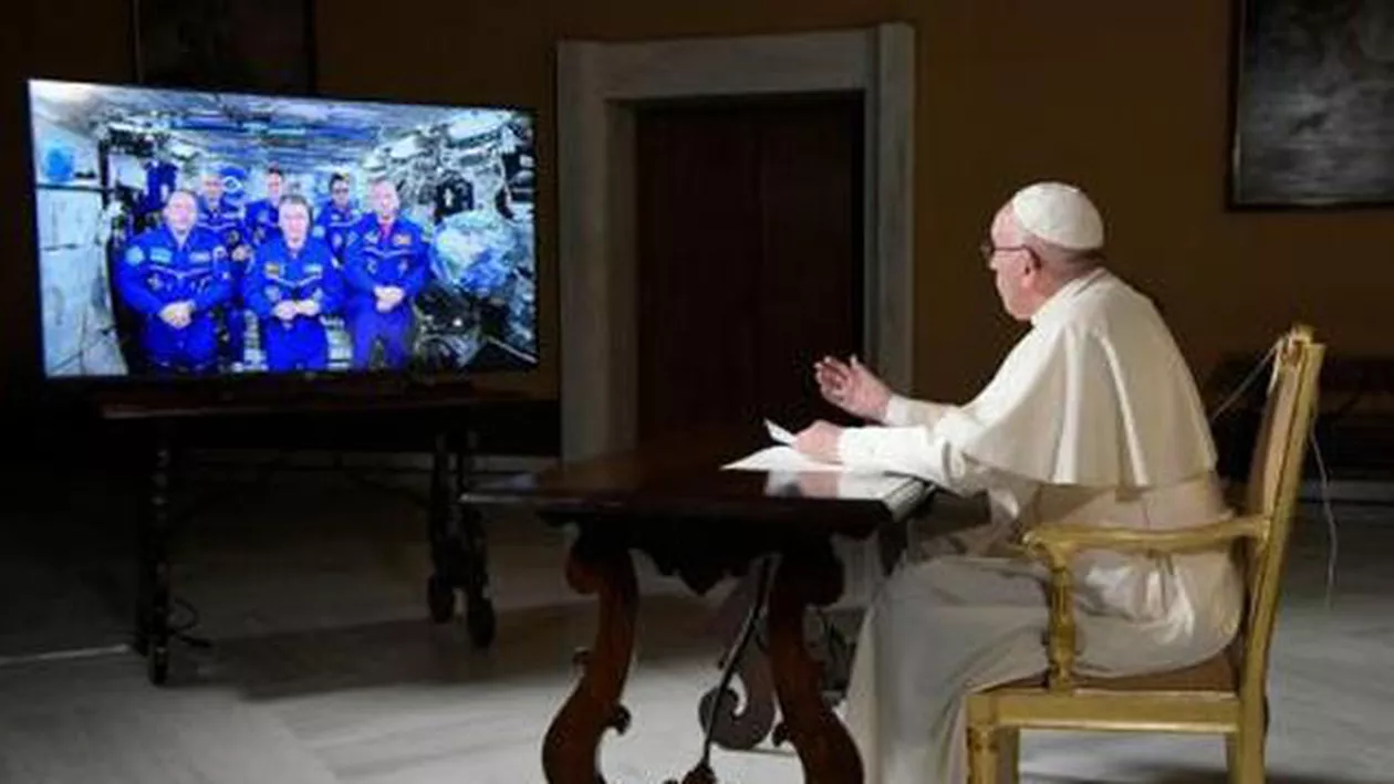 Mai aproape de ȘEFUL! Papa Francisc a vorbit cu astronauții de pe Stația Spațială Internațională (FOTO)