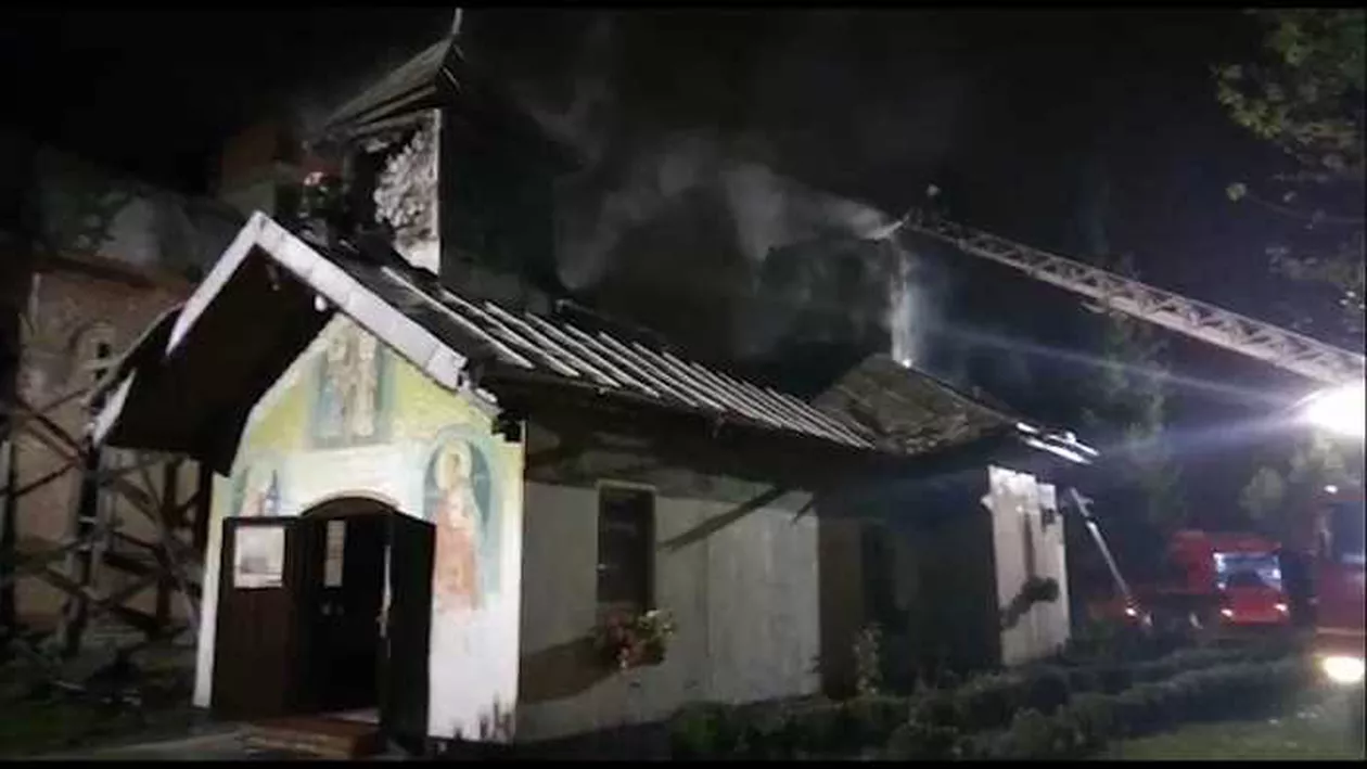 Incendiu VIOLENT în Prahova! O biserică a luat foc (VIDEO)