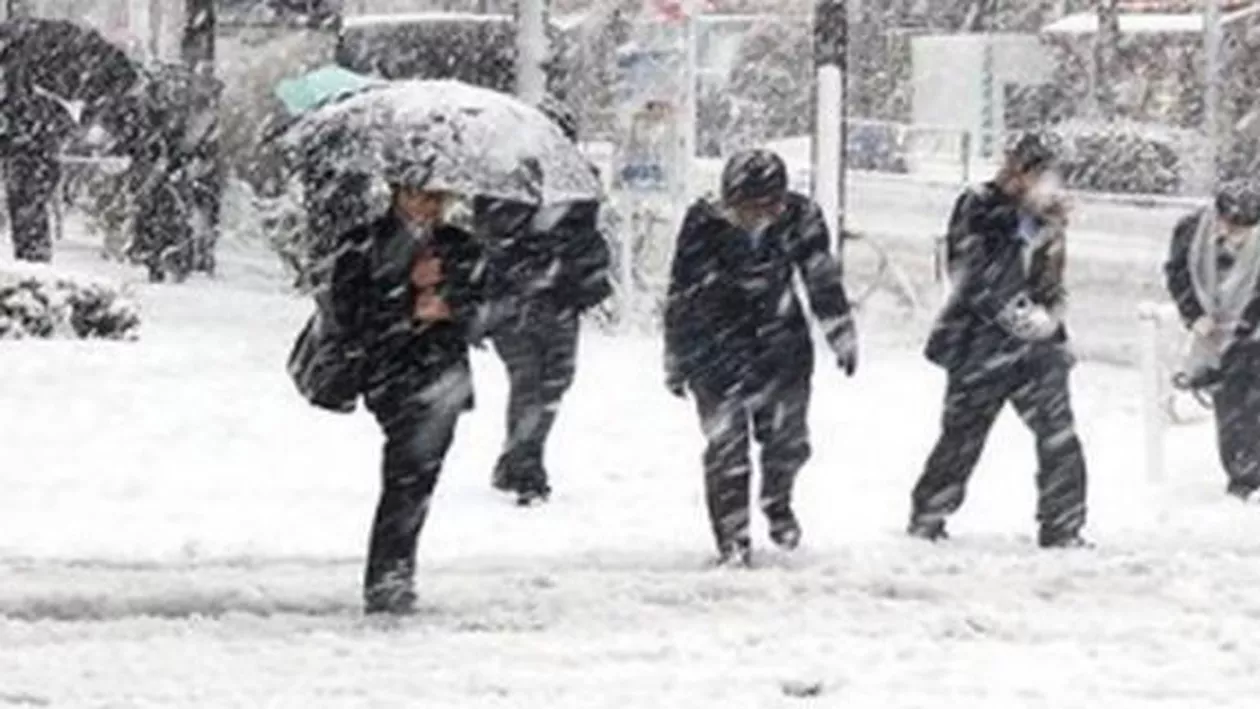 Vești îngrijorătoare de la meteorologi: Urmează zile cu vânt intens, precipitații mixte și ninsori la munte (FOTO)