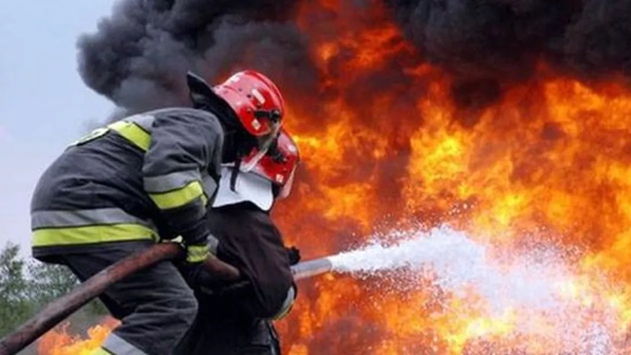 Incendiu de proporții în Satu Mare! O biserică a luat foc, fiind afectată mai ales zona altarului