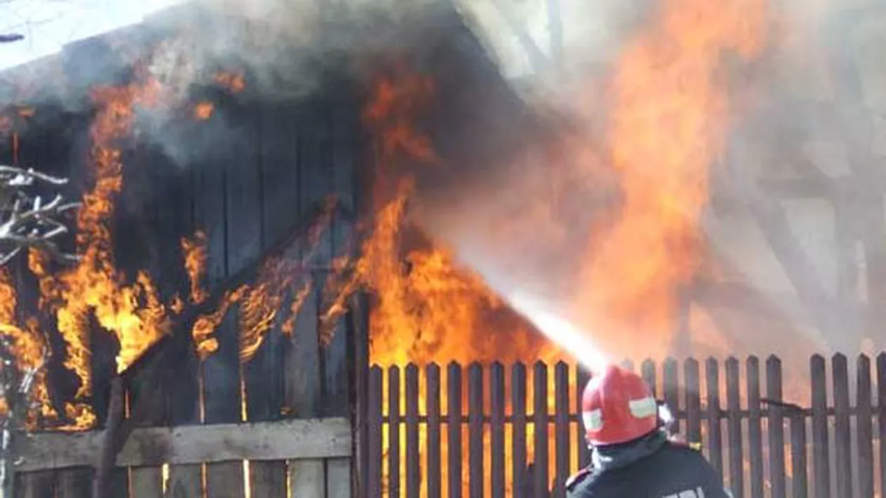 Incendiu uriaș în Neamț. O femeie a murit și fiul ei a fost rănit (VIDEO)