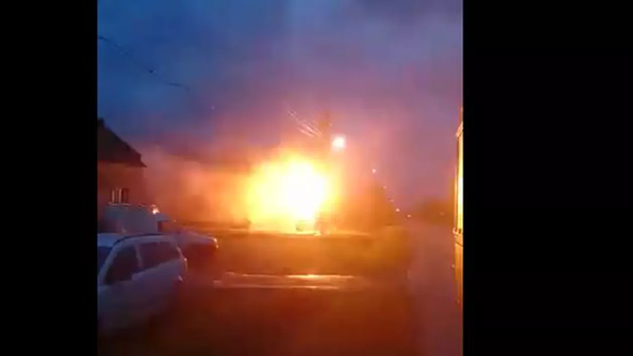 Imagini spectaculoase: Un transformator a luat foc în Timiș (VIDEO)